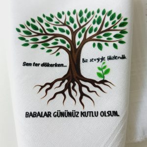 Babalar Günü özel tasarım mendili, "Sen ter dökerken biz sevgiyle filizlendik" yazılı, anlamlı ağaç görseli baskılı.