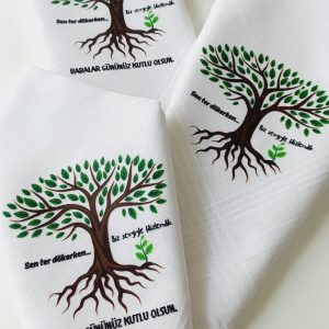 Babalar Günü özel tasarım mendili, "Sen ter dökerken biz sevgiyle filizlendik" yazılı, anlamlı ağaç görseli baskılı.