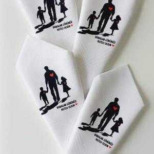 Babalar Günü hediyesi için özel tasarlanmış, baba ve çocukların el ele yürüdüğü kalpli baskılı mendil.