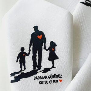 Babalar Günü hediyesi için özel tasarlanmış, baba ve çocukların el ele yürüdüğü kalpli baskılı mendil.
