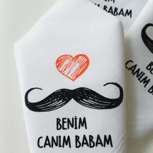Babalar Günü hediyesi için pala bıyık ve kalp desenli, "Benim Canım Babam" yazılı özel tasarım mendil.