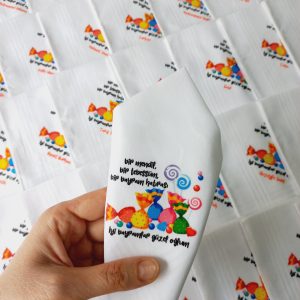 bir mendil, bir tebessüm